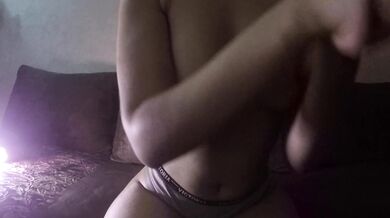 je me caresse les seins et m'excite les tetons