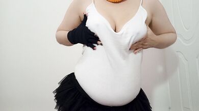 فیلم .خ.و.ا.ه.ر.ش. رو میبینه که داره واسه رلش کس صورتیشو انگشت میکنه