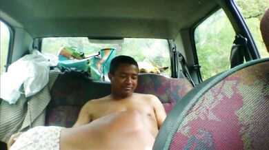 Je suce mon mec dans la voiture