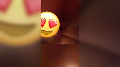 سعوديه قحبه تخون زوجها مع اي واحد عشان بتعشق الزبونيك