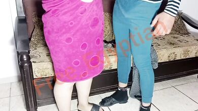 مصرية مربربة بتحلق كسها وابن زوجها محمود يضرب عشرة على كلوتها فتف وتق