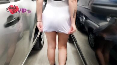 Cristina Almeida se exibe para o vendedor na frente do marido corno e depois é fodida sem camisinha.