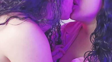 الحب الممنوع فتاتان ساخنتان تريدان ممارسة الجنس