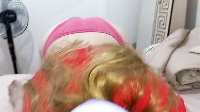 جنده ی مو طلایی میرقصه و با ولع کیر ساک میزنه و آب کیر قورت میده