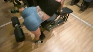 Ruiva safada foi surpreendida na academia pelo amigo e caiu de boca na piroca antes de ser fodida