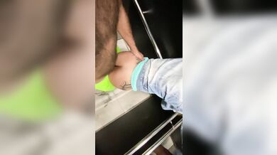 Ruiva gostosa é pega de surpresa no elevador e acaba caindo de boca antes de levar piroca na buceta