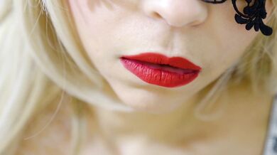 Bellissima latina eccitata. Riempimi la faccia di sborra. Pompino amatoriale con rossetto