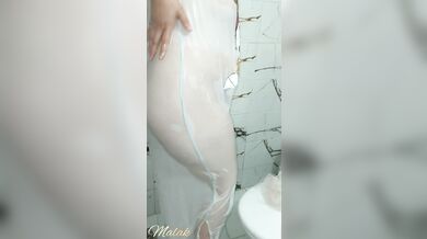 مغربية في الحمام