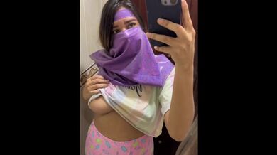 فضحية محجبة شرموطة بوس ودعك ودلع مع حارس سوبر ماركت جواالحمام وصوتها بينسمع براوهي تتناك ????????????