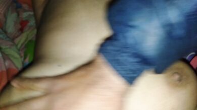 छिमेकी भाउजुको मोटो पुती र ठुला दुध खेलाउँदै hurny desi bhabi