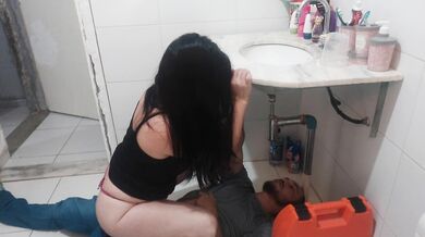 ვუპასუხე სანტექნიკოსს ტრუსის გარეშე კაბაში! მისი დიკი მინდა მივიღე?