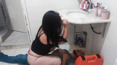 ვუპასუხე სანტექნიკოსს ტრუსის გარეშე კაბაში! მისი დიკი მინდა მივიღე?