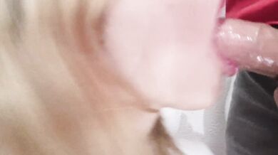 mi amiga insiste que me dará la mejor mamada de mi vida, mucha saliva y semen en la boca