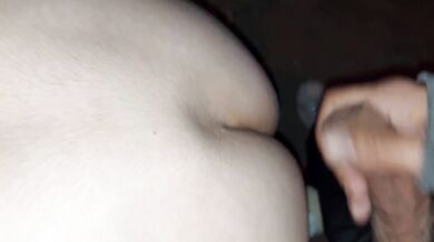 casada vadia fodendo o cuzinho no ponto de ônibus,o corno ligou bem na hora!