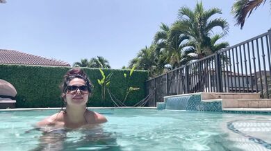 باربي نجد السعوديه عريانه تتمحن في البول/ horny Saudi Barbienjd naked in the pool