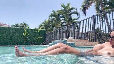 باربي نجد السعوديه عريانه تتمحن في البول/ horny Saudi Barbienjd naked in the pool