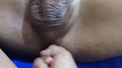 كفتاة ليا الحبيبة ديالي جبتو بين اديها واعر بقيت كينوحوح ماللي كتقيسني فترمتي