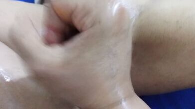 كفتاة ليا الحبيبة ديالي جبتو بين اديها واعر بقيت كينوحوح ماللي كتقيسني فترمتي