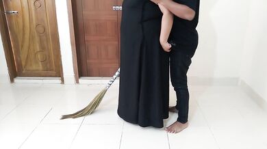 لقد ضاجعتها بينما كانت زوجة الأب المسلمة تكنس المنزل - Fucking My Stepmother in Morning