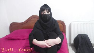 دخت.ره حشری از مد.رسه میاد میبینه کسی خونه نیست زنگ در خونه همسایه رو میزنه میگه...(مکالمه فارسی)