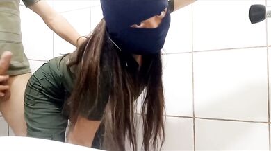 مدخلوش فكسي كلو يا محمدو????زبك كثير كبير موظفة شرموطة ببنك فشرم شيخ مع زميلها جوا الحمام ????????????