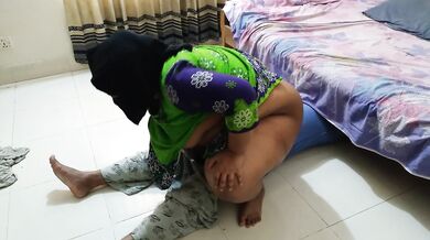 رجل غريب يعلق تحت السرير عن طريق الصدفة ثم تأتي عمتي الجارة وتضاجعه - BBW شاعر المليون