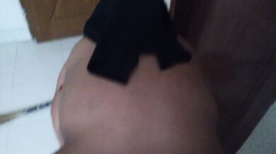 خادمة فندق الحجاب تخلع صدريتها وتظهر حلماتها وهي تجتاح الغرفة ثم تمارس الجنس مع نزلاء الفندق