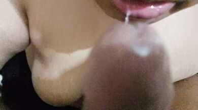 زوجة الأب تمتص قضيبي الكبير وتريد أن أقذف داخل فمها - اللسان - Sloppy Blowjob