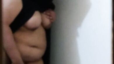 اشتعلت ربيب زوجة أمي استمناء بينما أبي في العمل، ثم ساعدها عن طريق تدمير الشرج - Stepson Help Stepmo