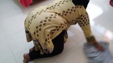 كانت عمتي البنجاب المسلمة الساخنة تنظف المنزل عندما رآها صبي الجيران ومارس الجنس - Punjabi Aunty Sex