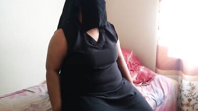 مشاركة السرير مع الحمار الكبير السعودي المثير وزميلة الغرفة كبيرة الثدي - إنها تريد ممارسة الجنس