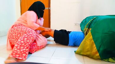 الرجل الممزق يعلق تحت السرير ثم تضاجعه فتاة الحجاب العربية الساخنة. الحمار الكبير والثدي راعية البقر