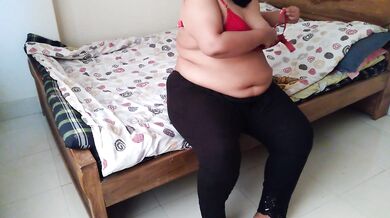 خياط يمارس الجنس مع زوجتي عندما قامت بفحص حمالة الصدر الحمراء في غرفة تبديل الملابس Tailor Fuck her