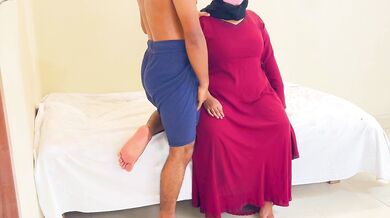 حار السعودية سيئة أمي تشارك السرير مع ربيب عطلة في الرحلة White panty Black Bra With Hijabi Muslim