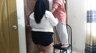 رجل كهربائي يخدم المروحة عندما أقلعت ربة منزل قرنية سروالها وتبا له - الجنس السعودي wife Fuck A Guy