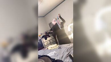 Blonde garota cum engole tudo enquanto se prepara. Vídeo caseiro