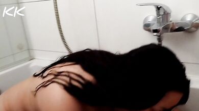 Mamãe chupa meu pau no banheiro. Gozando na boca dela. Cum facial. Vídeo caseiro.