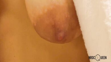 Beautiful madura mostra seus peitos flácidos neste vídeo caseiro