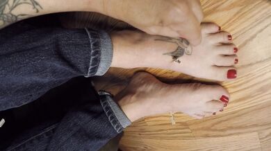 Foot Fetish Chic: The Sensational Seduction of Toe-Tantalizing Clothespins!