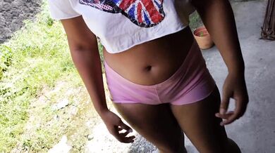 mi vecina deja la puerta abierta y le veo todo