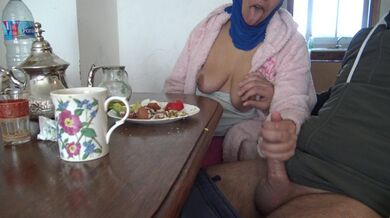 Yaşlı Türk karısı İstanbul'da 18 yaşındaki üvey oğluyla aldatıyor - TURK PORNO TURBANLI SEX