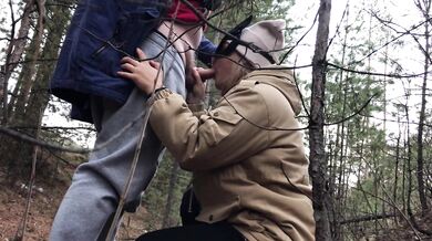 På et offentligt sted, for nylig mødte en ung smal fisse cumshot inde