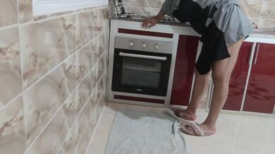 عربية تعرض جسمها في المطبخ بدها نيك مصري