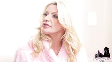 Carteiro entrega um grande pacote para estrela pornô