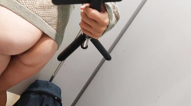 La moglie sexy con il culo grosso e i capelli della figa prova i vestiti. Figa calda con capelli cas