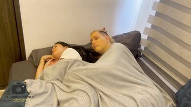 Compartiendo cama con mi timida hermanastra, hace que me la coja por el culo y me venga en su boca.