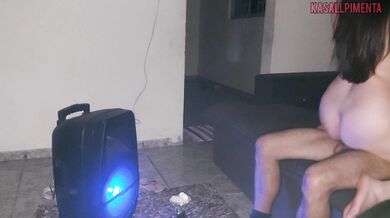 ახალი ბოროტი სოციალურის შემდეგ, აცდუნებს ახალგაზრდას, სანამ ის ყველაფერს გააკეთებს თავისი დიდი დიქით