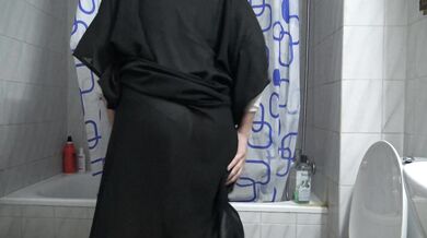 Muslim woman is SHOCKED !!! She accidentally sees my big cock!