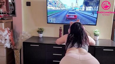 My girlfriend plays ???????? GTA 5 زيد حويني أ حبي ????​????​(أححح على هد التيتيزة تتلعب جيتي????و تتحوى????)
