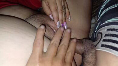 Mi hermanastra viene de visita a casa y fallamos a escondidas????